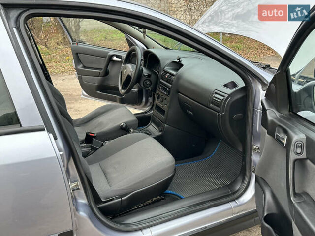 Серый Опель Астра, объемом двигателя 1.6 л и пробегом 153 тыс. км за 3800 $, фото 12 на Automoto.ua