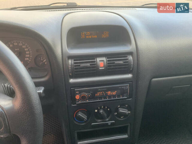 Серый Опель Астра, объемом двигателя 1.4 л и пробегом 266 тыс. км за 4500 $, фото 6 на Automoto.ua