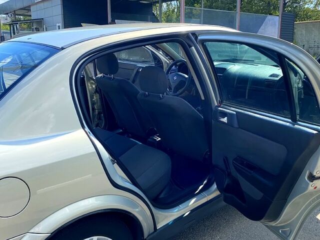 Сірий Опель Астра, об'ємом двигуна 1.4 л та пробігом 235 тис. км за 4300 $, фото 5 на Automoto.ua