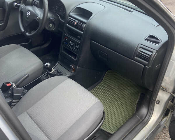 Серый Опель Астра, объемом двигателя 1.4 л и пробегом 104 тыс. км за 3900 $, фото 11 на Automoto.ua