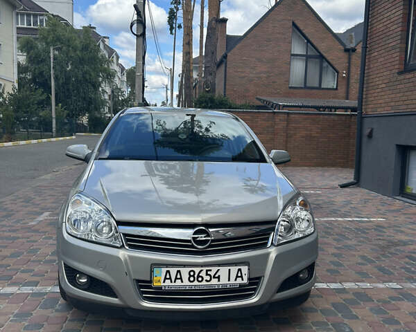 Серый Опель Астра, объемом двигателя 1.8 л и пробегом 144 тыс. км за 4700 $, фото 2 на Automoto.ua