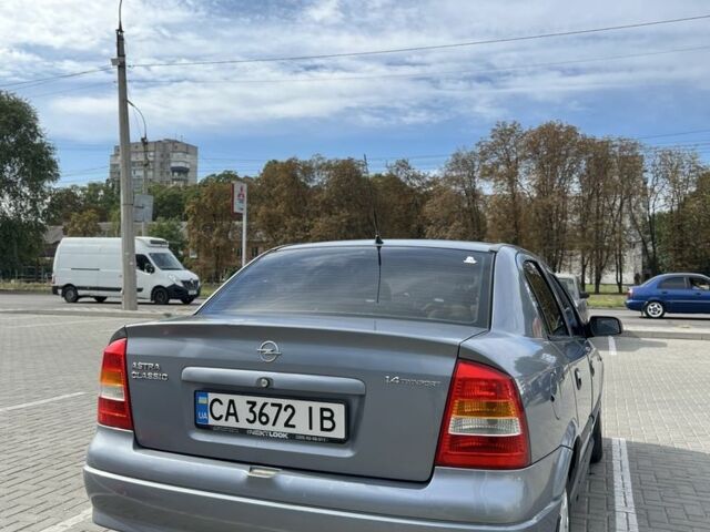Серый Опель Астра, объемом двигателя 1.4 л и пробегом 198 тыс. км за 3800 $, фото 2 на Automoto.ua