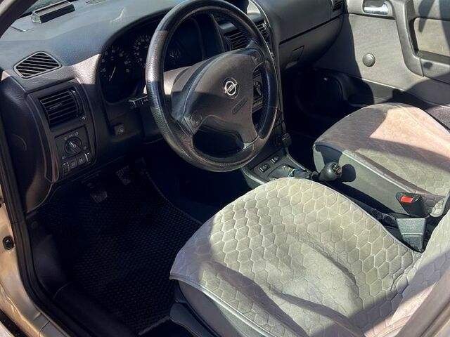 Серый Опель Астра, объемом двигателя 1.4 л и пробегом 326 тыс. км за 4200 $, фото 5 на Automoto.ua