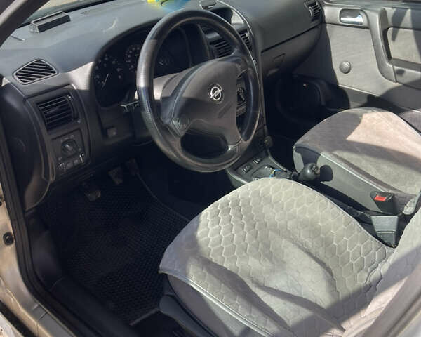 Серый Опель Астра, объемом двигателя 1.4 л и пробегом 326 тыс. км за 4200 $, фото 10 на Automoto.ua