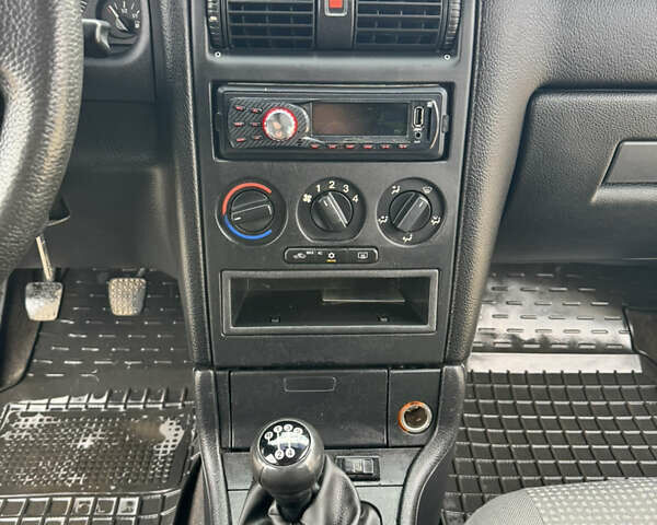 Серый Опель Астра, объемом двигателя 1.4 л и пробегом 200 тыс. км за 4200 $, фото 21 на Automoto.ua