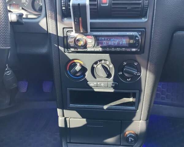 Серый Опель Астра, объемом двигателя 1.4 л и пробегом 213 тыс. км за 3700 $, фото 8 на Automoto.ua