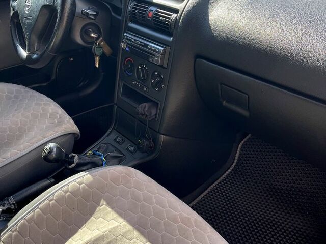 Серый Опель Астра, объемом двигателя 1.4 л и пробегом 326 тыс. км за 4200 $, фото 4 на Automoto.ua