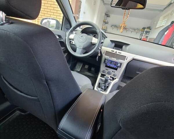 Серый Опель Астра, объемом двигателя 1.6 л и пробегом 30 тыс. км за 7200 $, фото 4 на Automoto.ua