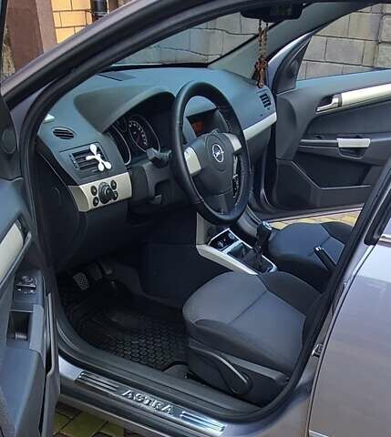 Серый Опель Астра, объемом двигателя 1.6 л и пробегом 30 тыс. км за 7200 $, фото 1 на Automoto.ua