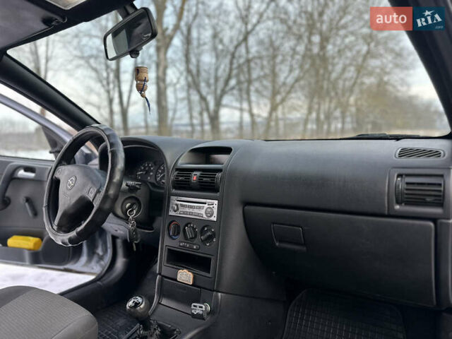 Серый Опель Астра, объемом двигателя 1.4 л и пробегом 180 тыс. км за 4400 $, фото 5 на Automoto.ua