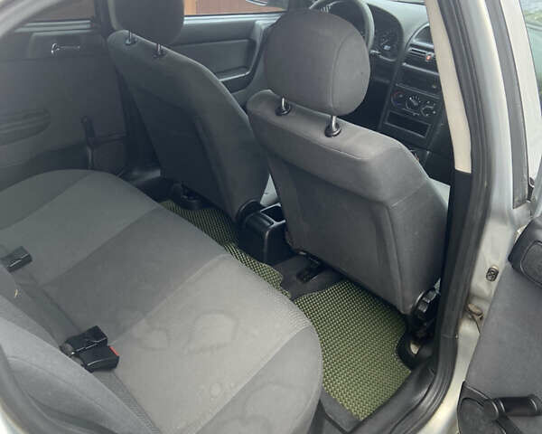 Серый Опель Астра, объемом двигателя 1.4 л и пробегом 104 тыс. км за 3900 $, фото 12 на Automoto.ua