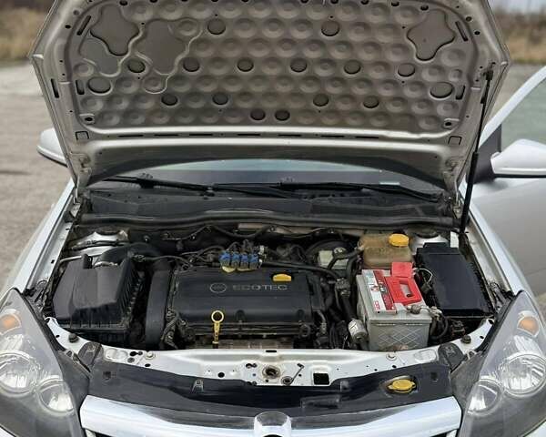 Серый Опель Астра, объемом двигателя 1.6 л и пробегом 257 тыс. км за 5500 $, фото 6 на Automoto.ua