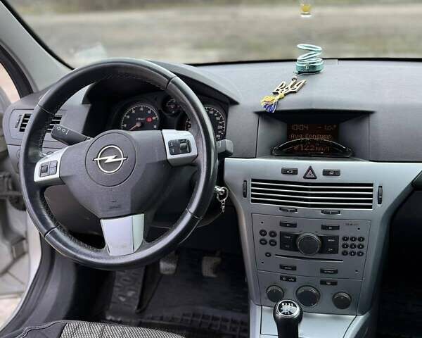 Серый Опель Астра, объемом двигателя 1.6 л и пробегом 257 тыс. км за 5500 $, фото 2 на Automoto.ua