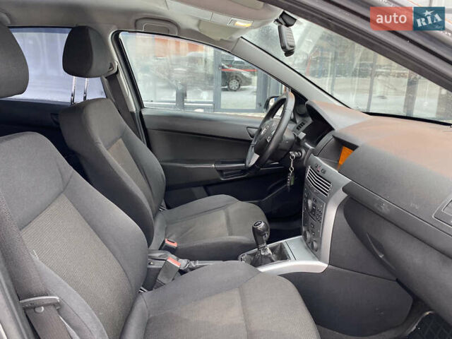 Серый Опель Астра, объемом двигателя 1.6 л и пробегом 256 тыс. км за 4950 $, фото 18 на Automoto.ua