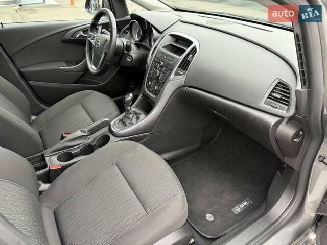 Серый Опель Астра, объемом двигателя 1.4 л и пробегом 92 тыс. км за 10999 $, фото 17 на Automoto.ua