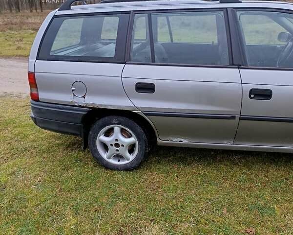 Серый Опель Астра, объемом двигателя 1.6 л и пробегом 290 тыс. км за 1200 $, фото 2 на Automoto.ua