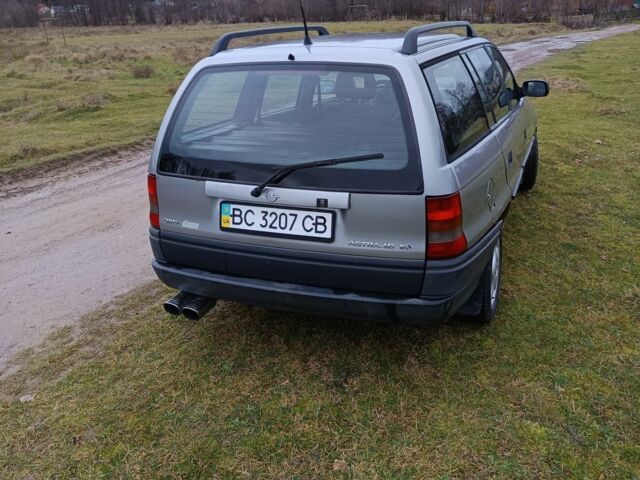 Серый Опель Астра, объемом двигателя 1.6 л и пробегом 290 тыс. км за 1184 $, фото 4 на Automoto.ua