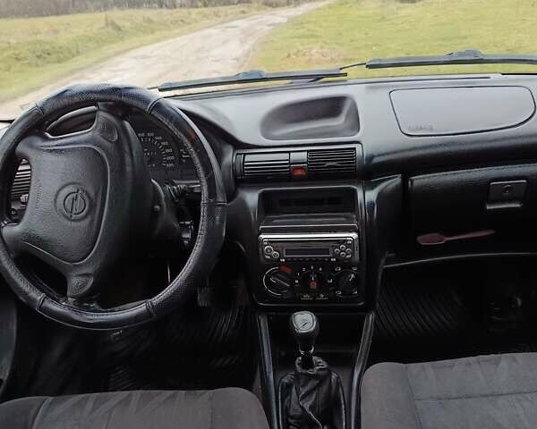 Серый Опель Астра, объемом двигателя 1.6 л и пробегом 290 тыс. км за 1200 $, фото 4 на Automoto.ua