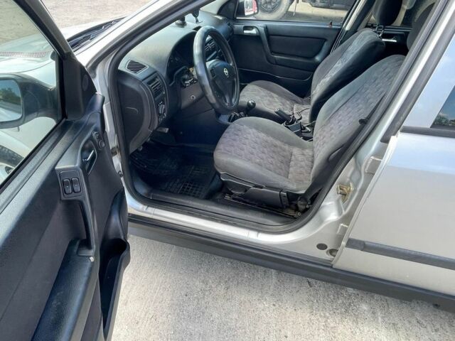 Серый Опель Астра, объемом двигателя 1.6 л и пробегом 260 тыс. км за 1050 $, фото 7 на Automoto.ua