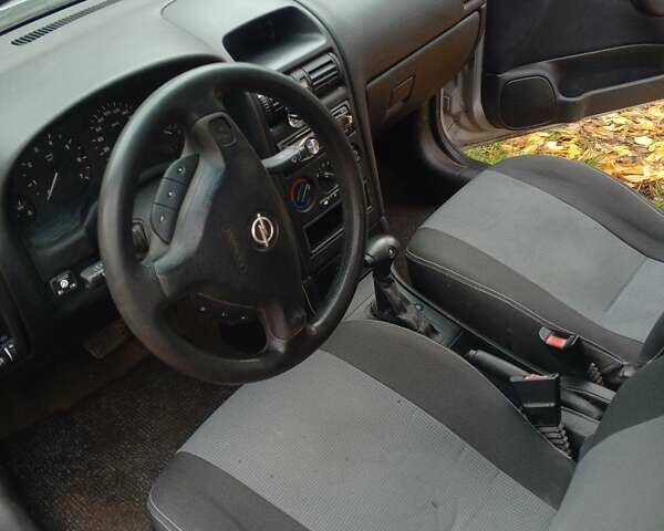 Серый Опель Астра, объемом двигателя 1.6 л и пробегом 330 тыс. км за 2500 $, фото 4 на Automoto.ua