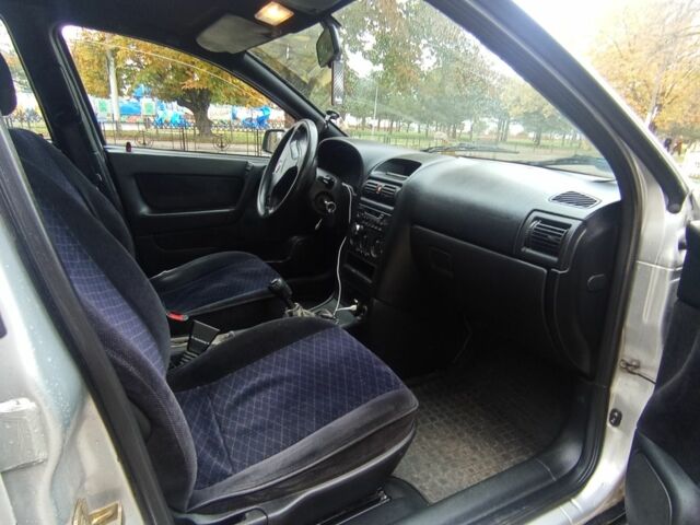 Серый Опель Астра, объемом двигателя 2 л и пробегом 400 тыс. км за 2800 $, фото 3 на Automoto.ua