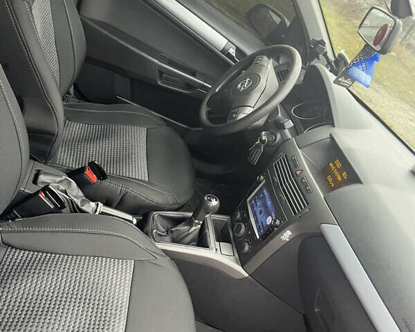 Серый Опель Астра, объемом двигателя 1.6 л и пробегом 242 тыс. км за 4100 $, фото 21 на Automoto.ua