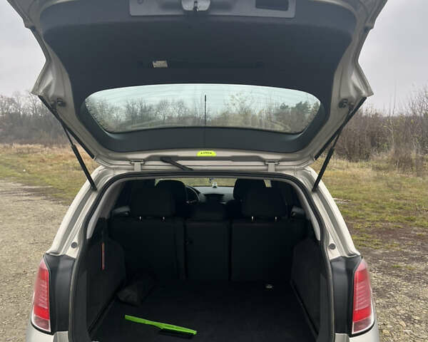 Серый Опель Астра, объемом двигателя 1.6 л и пробегом 242 тыс. км за 4100 $, фото 12 на Automoto.ua