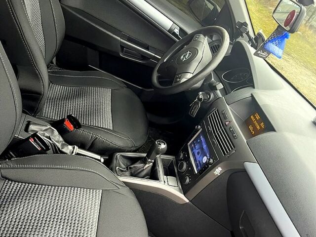 Серый Опель Астра, объемом двигателя 1.6 л и пробегом 242 тыс. км за 4100 $, фото 8 на Automoto.ua