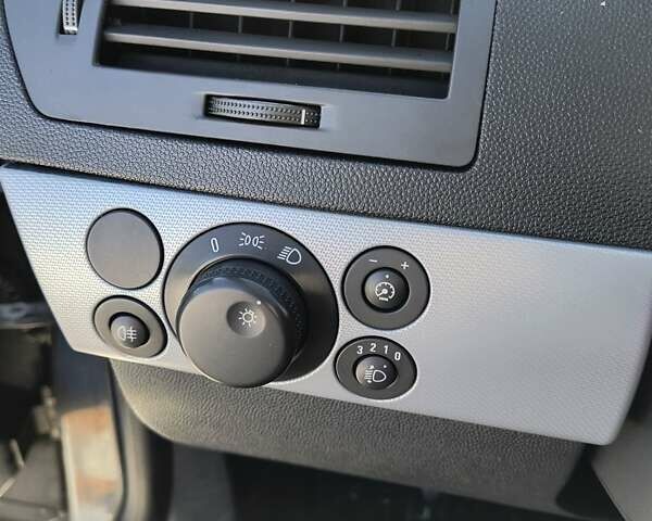 Серый Опель Астра, объемом двигателя 1.6 л и пробегом 280 тыс. км за 3900 $, фото 10 на Automoto.ua