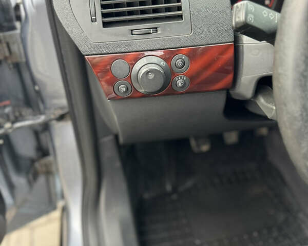 Серый Опель Астра, объемом двигателя 1.6 л и пробегом 250 тыс. км за 4600 $, фото 8 на Automoto.ua