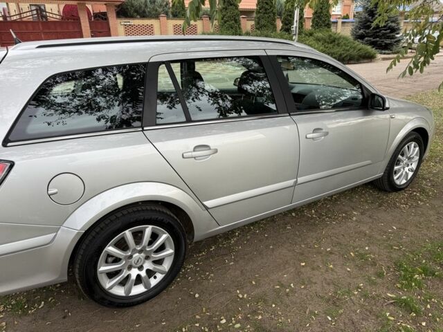 Серый Опель Астра, объемом двигателя 1.6 л и пробегом 252 тыс. км за 5500 $, фото 1 на Automoto.ua