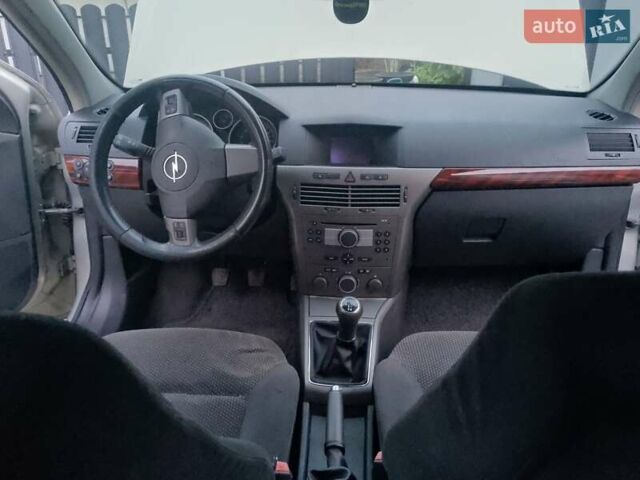 Серый Опель Астра, объемом двигателя 1.6 л и пробегом 216 тыс. км за 2700 $, фото 4 на Automoto.ua