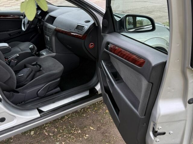 Серый Опель Астра, объемом двигателя 1.6 л и пробегом 252 тыс. км за 5500 $, фото 10 на Automoto.ua