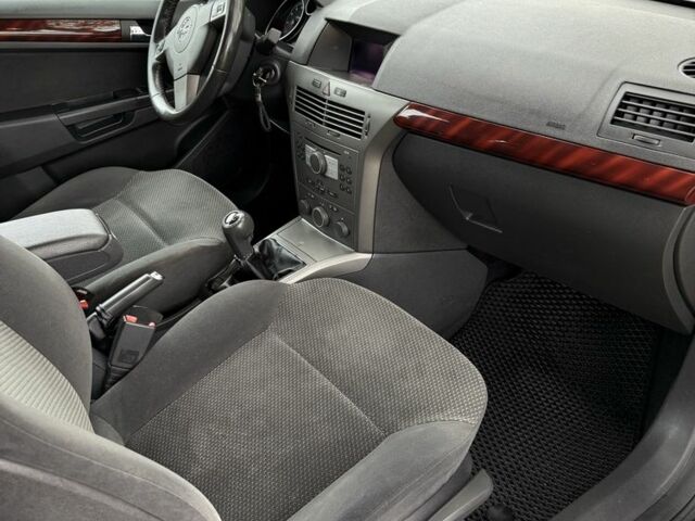 Серый Опель Астра, объемом двигателя 1.6 л и пробегом 252 тыс. км за 5500 $, фото 9 на Automoto.ua