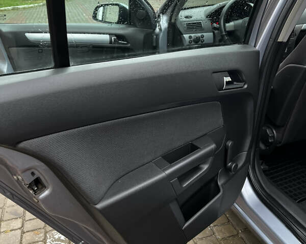 Серый Опель Астра, объемом двигателя 1.6 л и пробегом 226 тыс. км за 4500 $, фото 16 на Automoto.ua