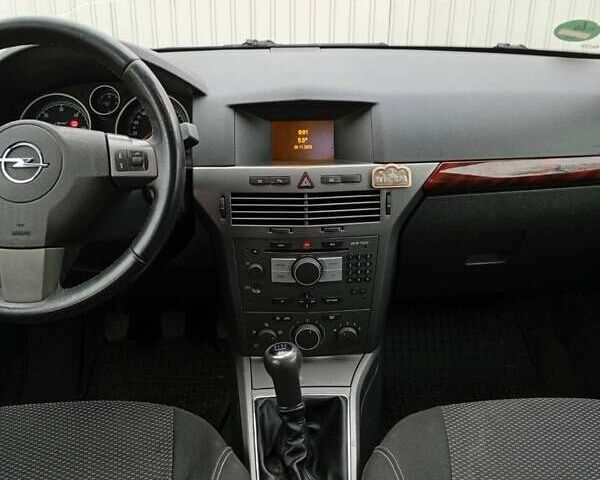 Серый Опель Астра, объемом двигателя 1.7 л и пробегом 270 тыс. км за 4999 $, фото 2 на Automoto.ua