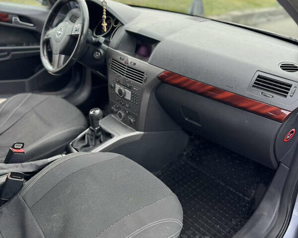 Серый Опель Астра, объемом двигателя 1.6 л и пробегом 250 тыс. км за 4600 $, фото 11 на Automoto.ua