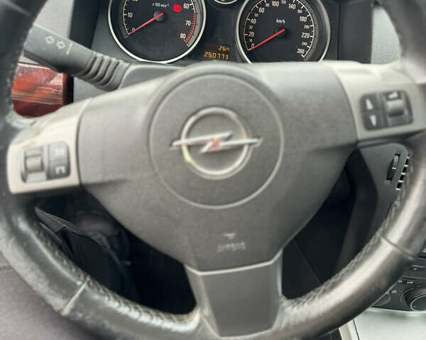 Серый Опель Астра, объемом двигателя 1.6 л и пробегом 250 тыс. км за 4600 $, фото 5 на Automoto.ua