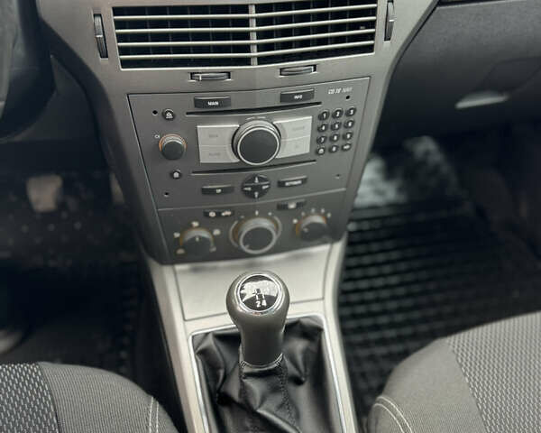 Серый Опель Астра, объемом двигателя 1.6 л и пробегом 250 тыс. км за 4600 $, фото 7 на Automoto.ua