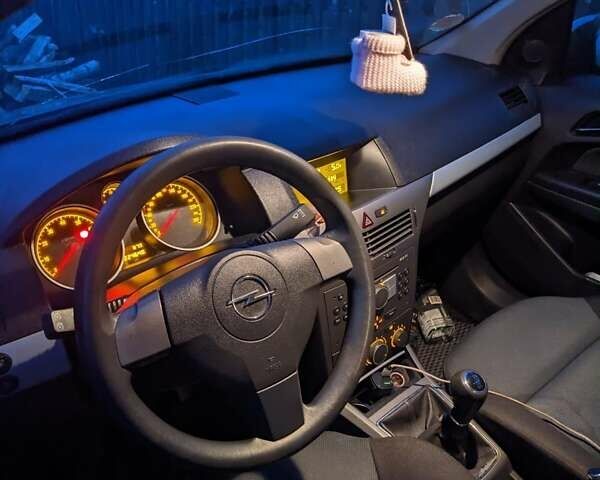 Серый Опель Астра, объемом двигателя 1.6 л и пробегом 342 тыс. км за 4250 $, фото 1 на Automoto.ua