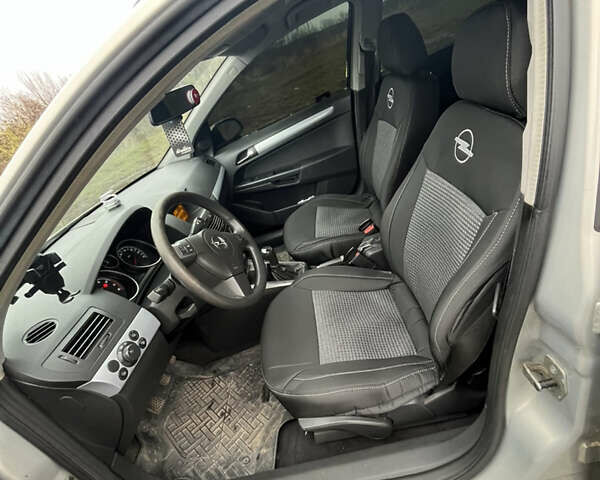 Серый Опель Астра, объемом двигателя 1.6 л и пробегом 242 тыс. км за 4100 $, фото 15 на Automoto.ua