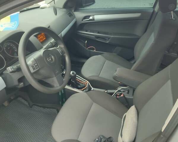 Серый Опель Астра, объемом двигателя 1.6 л и пробегом 281 тыс. км за 4500 $, фото 4 на Automoto.ua