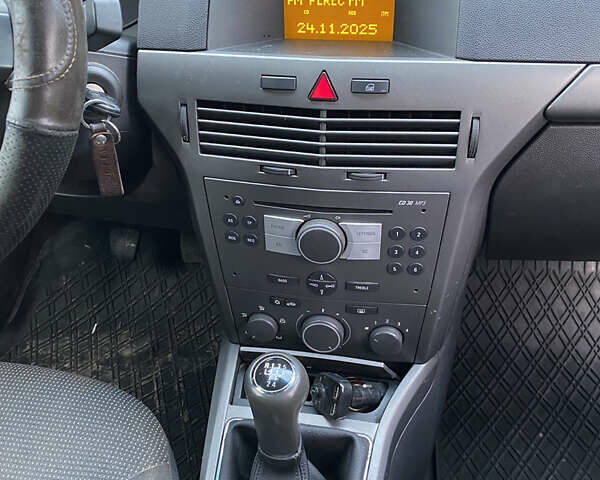 Серый Опель Астра, объемом двигателя 1.4 л и пробегом 410 тыс. км за 3700 $, фото 12 на Automoto.ua