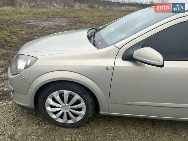 Серый Опель Астра, объемом двигателя 1.6 л и пробегом 242 тыс. км за 4100 $, фото 2 на Automoto.ua