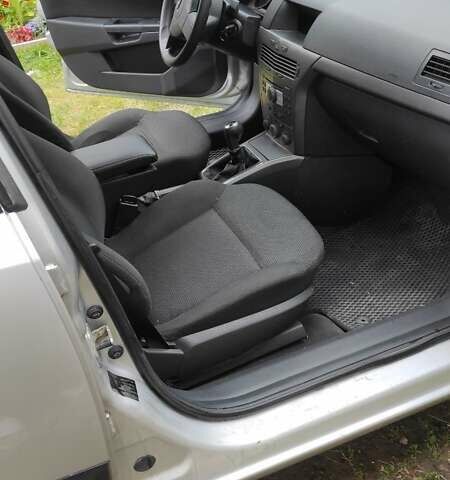 Серый Опель Астра, объемом двигателя 1.4 л и пробегом 240 тыс. км за 4000 $, фото 7 на Automoto.ua