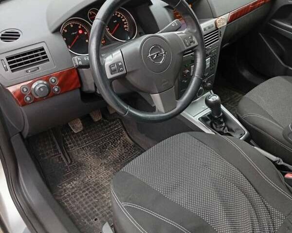 Серый Опель Астра, объемом двигателя 1.7 л и пробегом 270 тыс. км за 4999 $, фото 13 на Automoto.ua