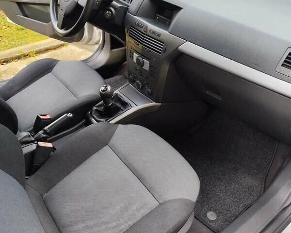 Серый Опель Астра, объемом двигателя 1.8 л и пробегом 286 тыс. км за 5400 $, фото 8 на Automoto.ua