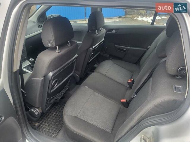 Серый Опель Астра, объемом двигателя 1.7 л и пробегом 250 тыс. км за 2999 $, фото 2 на Automoto.ua