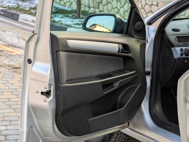 Серый Опель Астра, объемом двигателя 1.6 л и пробегом 246 тыс. км за 4100 $, фото 16 на Automoto.ua