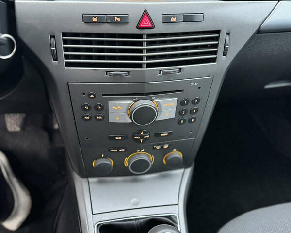 Серый Опель Астра, объемом двигателя 1.8 л и пробегом 211 тыс. км за 4499 $, фото 43 на Automoto.ua